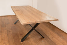 Lade das Bild in den Galerie-Viewer, Kernige Kante - Handgefertigter Holztisch von Kernige Tische