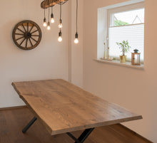 Lade das Bild in den Galerie-Viewer, Kernige Kante - Handgefertigter Holztisch von Kernige Tische