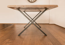 Lade das Bild in den Galerie-Viewer, Kernige Kante - Handgefertigter Holztisch von Kernige Tische