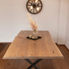 Lade das Bild in den Galerie-Viewer, Kernige Kante - Handgefertigter Holztisch von Kernige Tische