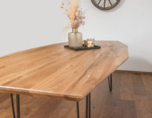 Lade das Bild in den Galerie-Viewer, Kernige Königin - Handgefertigter Holztisch von Kernige Tische