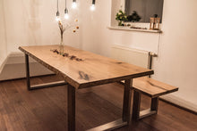 Lade das Bild in den Galerie-Viewer, Kerniger Bulle - Handgefertigter Holztisch von Kernige Tische