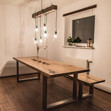 Lade das Bild in den Galerie-Viewer, Kerniger Bulle - Handgefertigter Holztisch von Kernige Tische