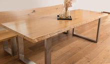 Lade das Bild in den Galerie-Viewer, Kerniger Bulle - Handgefertigter Holztisch von Kernige Tische
