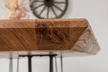 Lade das Bild in den Galerie-Viewer, Kernige Königin - Handgefertigter Holztisch von Kernige Tische
