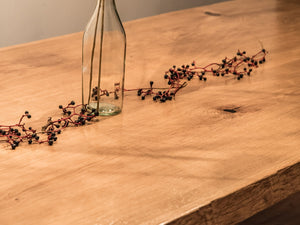Kerniger Bulle - Handgefertigter Holztisch von Kernige Tische